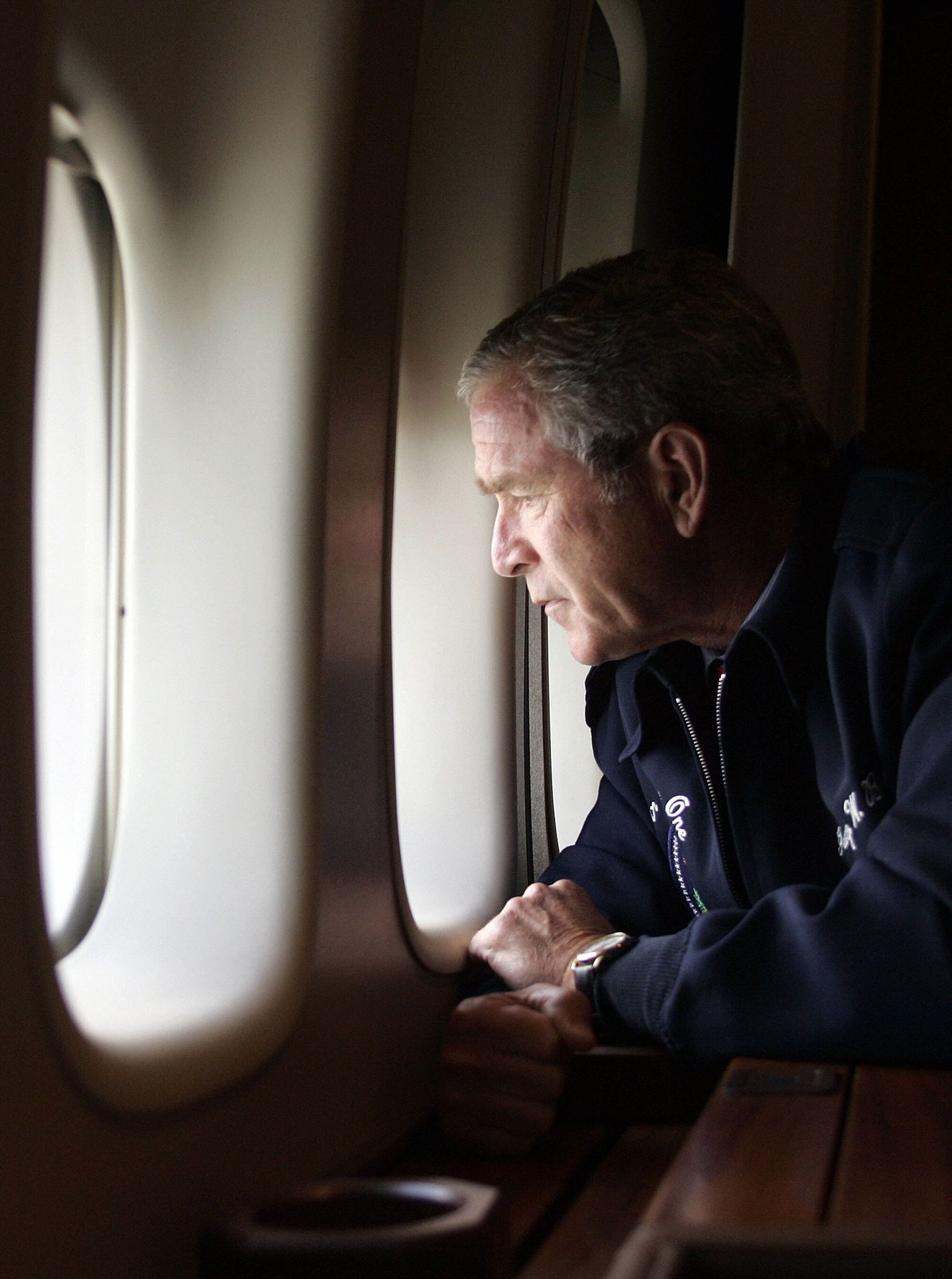 Kurikuulus ülesvõte Air Force One`i pardalt Katrina hävitustööd hindavast George W. Bushist.