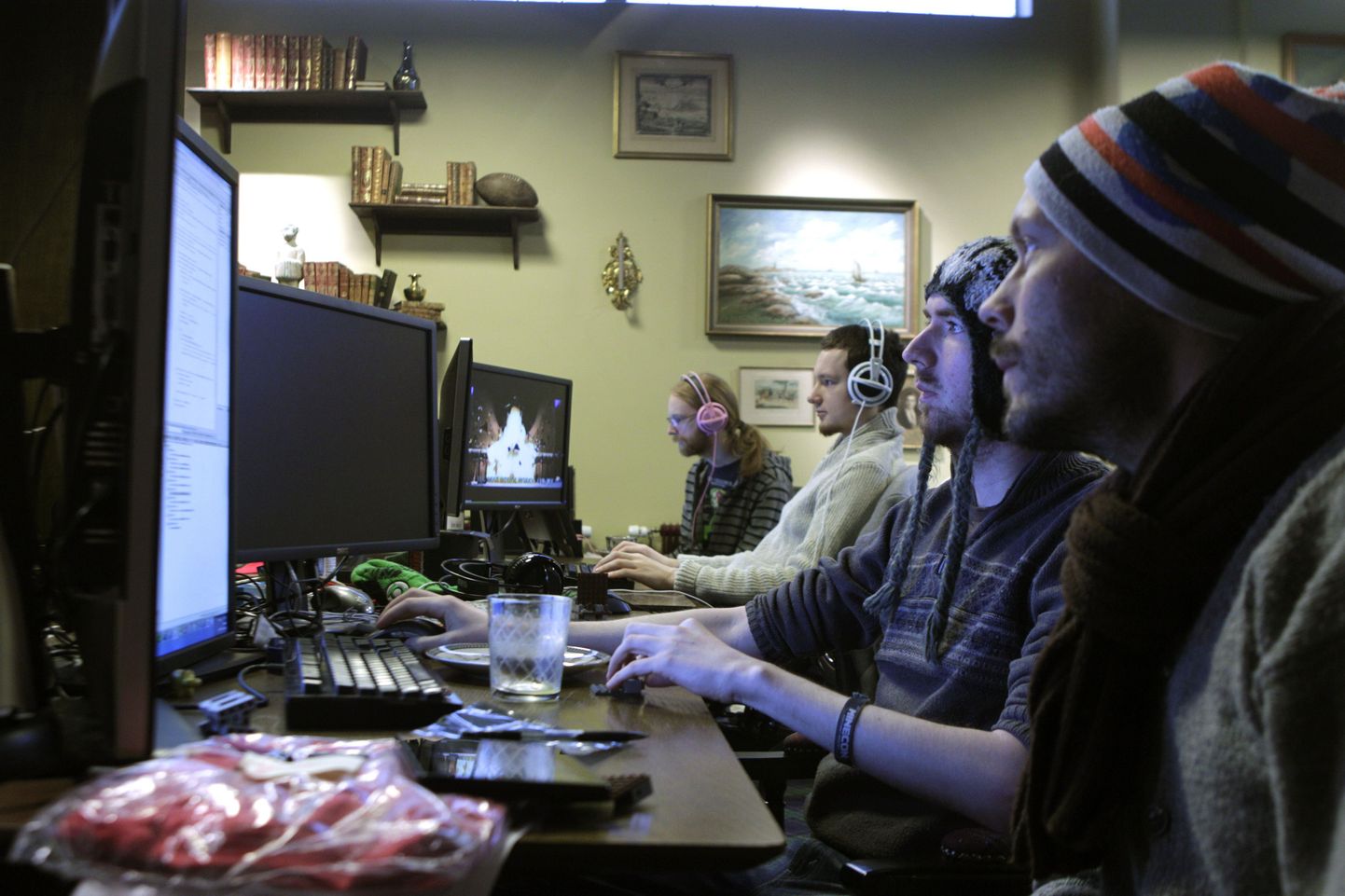 Programmeerijad töötamas Minecrafti edasiarenduste kallal Mojangi kontoris Stockholmis.