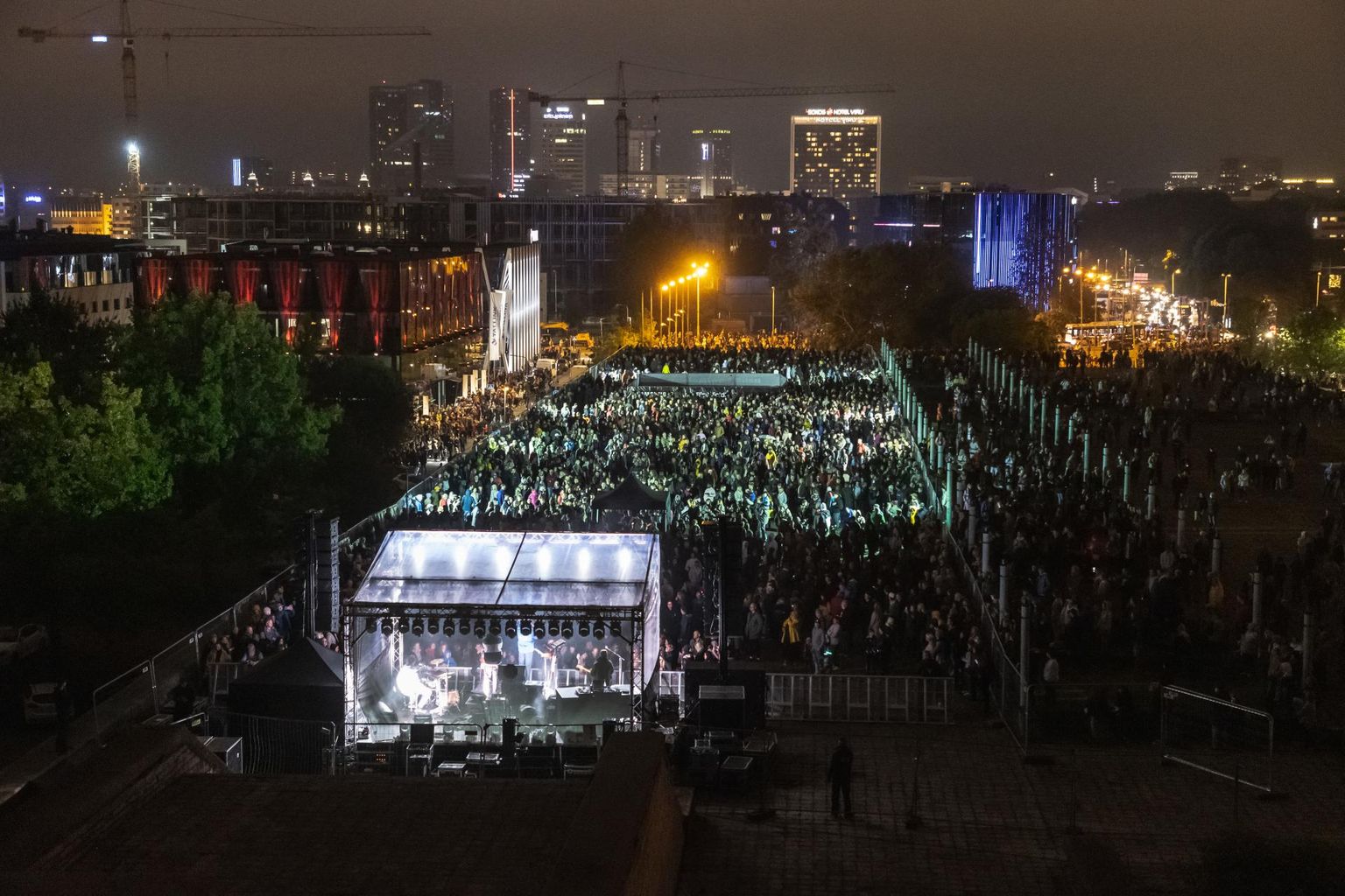 Samsungi drooni-show ja kontsert linnahalli katusel.
 