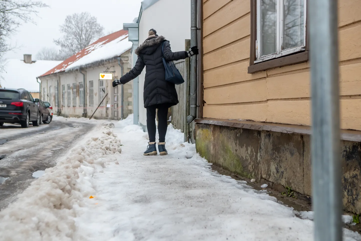 RASKE PÜSTI JÄÄDA: Kui kord sulatab ja siis jälle külmetab, on tänavd klaaslibedad.