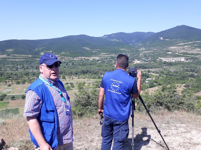 Attēlā - Eiropas Savienības pārraudzības misijas novērotāji Odzisi ciemā
