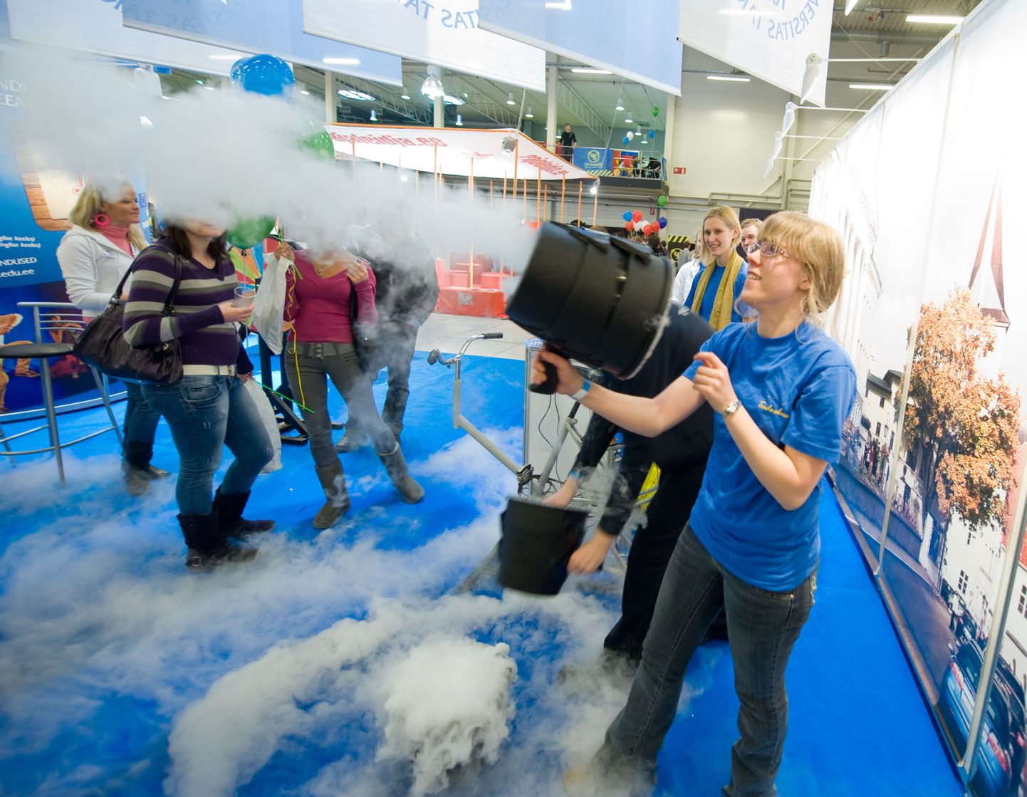 "Teeviit 2010". Tartu ülikooli tudengid tegid vedelast lämmastikust "suitsurõngaid".