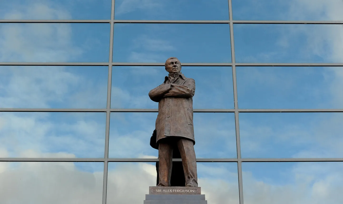 Статуя Фергюсона у стадиона Trafford Stadium была открыта в Манчестере в ноябре 2012 года.