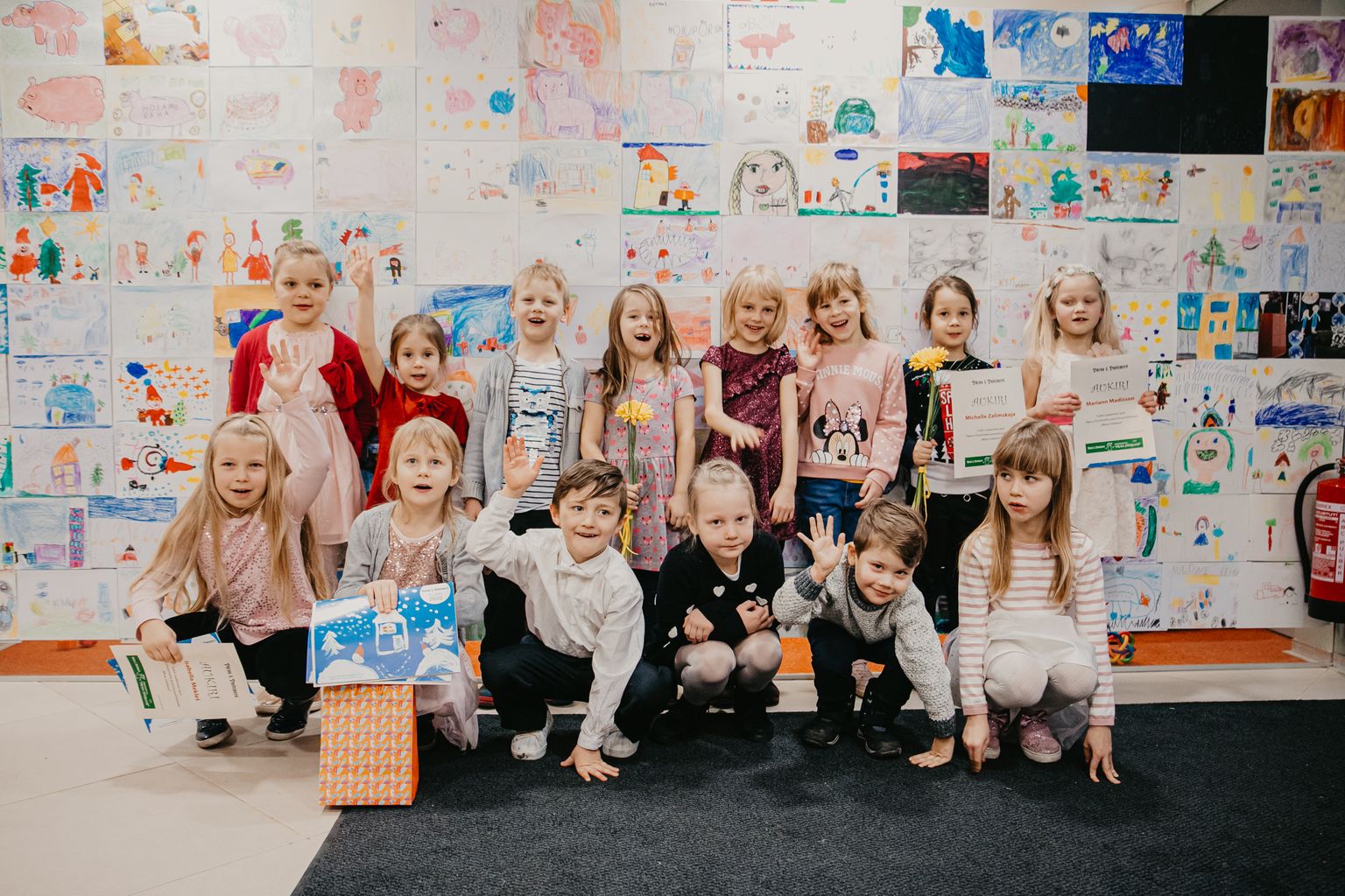 Pärnumaa 14 joonistamishimulist mudilast kogunesid täna koos juhendajate ja vanematega Pärnu Swedbanki kontorisse, et tähistada värvikireva kunstinäituse avamist ja Pärnu Postimehe uue kalendri sündi.