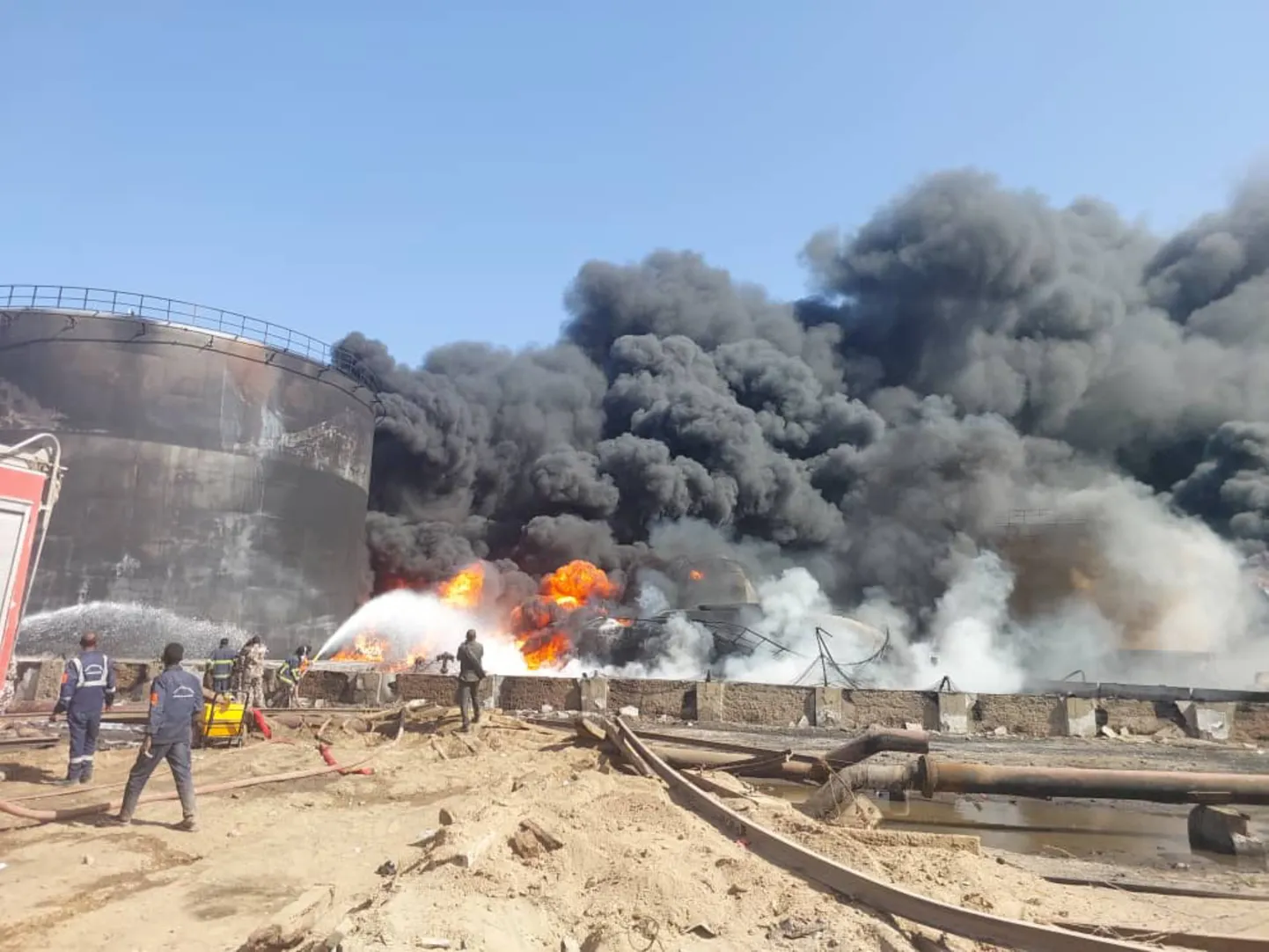 Tuletõrjujad kustutavad tulekahju Port Sudanis, kus kütusemahuteid tabas droonirünnak. Foto on tehtud teisipäeval, 6. mail.