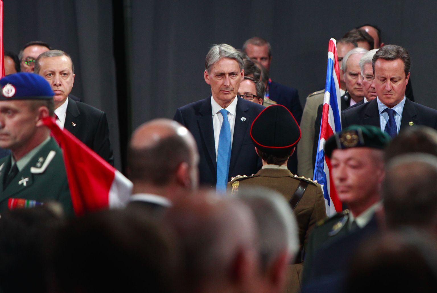 Philip Hammond ja David Cameron eile NATO tippkohtumise avatseremoonial.