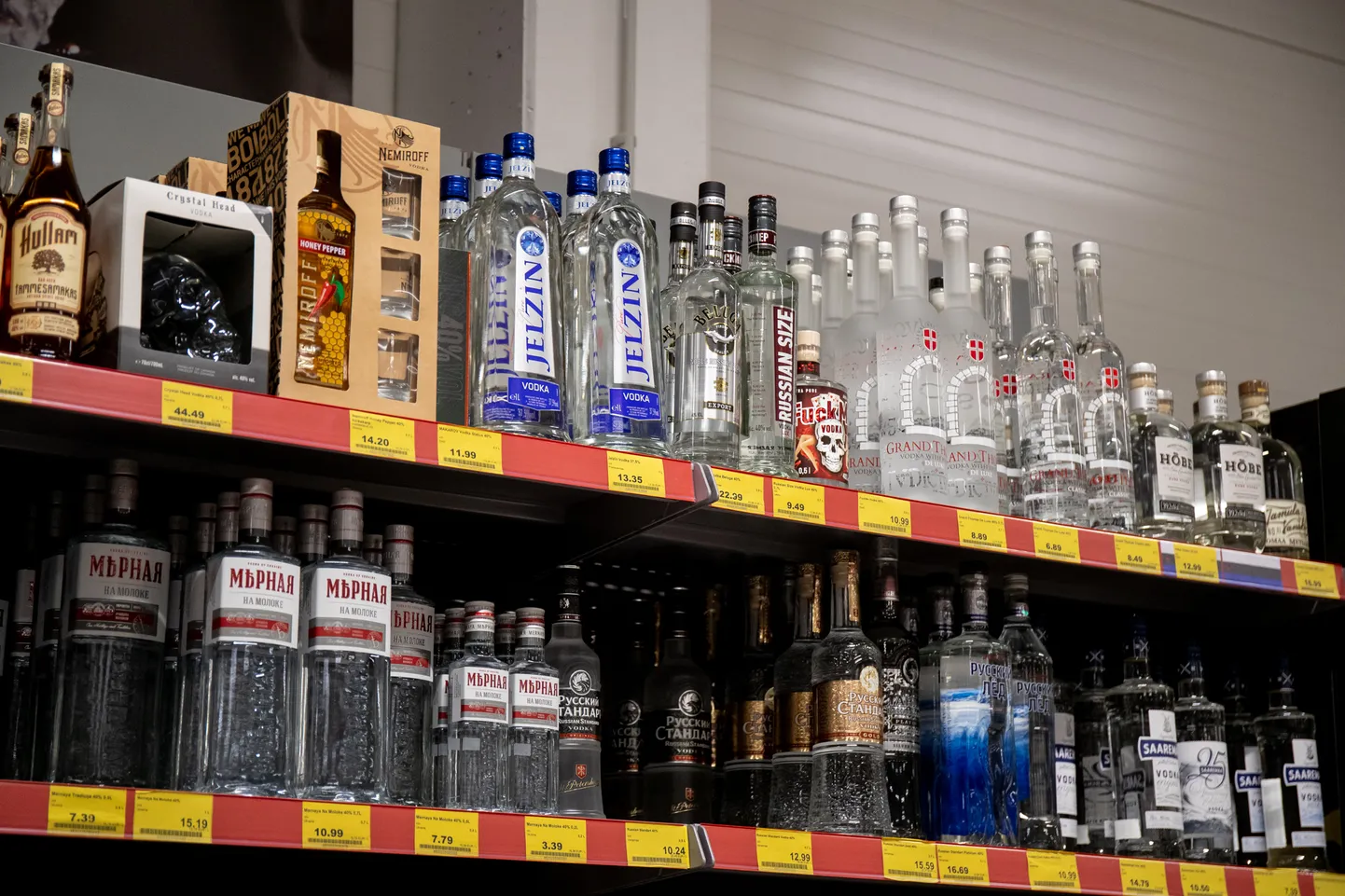Алкоголь на полках магазина A1000.