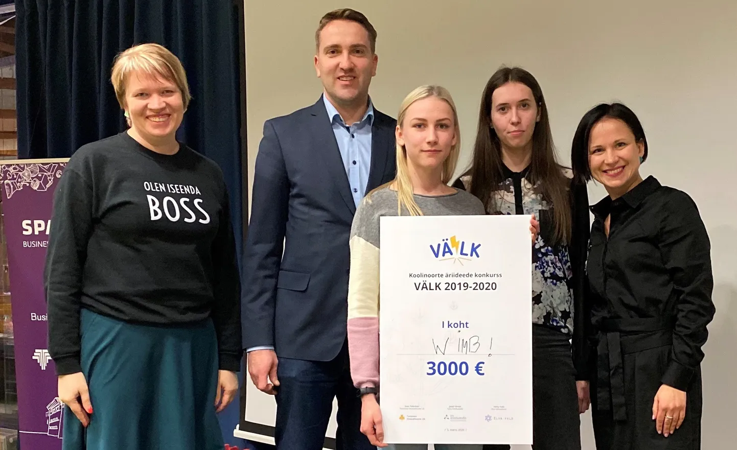 Ühispilt võitjatega: Elva valla osakonnajuhataja Kertu Vuks (paremalt), äriideede konkursi võitjad Kertu Kasesalu ja Älex-Sandra Piiroja, Tartumaa Omavalitsuste Liidu tegevjuht Sven Tobreluts ning Elva abivallavanem Marika Saar.