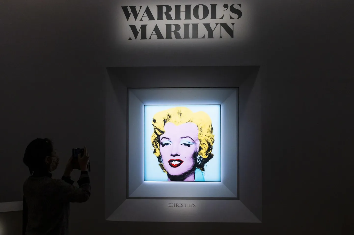 Surnud tähe kuma Christie’s oksjonil. Andy Warholi «Shot Sage Blue Marilyn» (1964) loodetakse minevat 200 miljoniga kaubaks. Varasem Warholi oksjonirekord kuulub 2013. aastal 105,4 miljoni USA dollariga müüdud teosele «Silver Car Crash (Double Disaster)». Kõige kallim 20. sajandi maal, mis on kunagi oksjonil müüdud, on Picasso «Les femmes d’Alger» (versioon «O»), mille eest maksti 2015. aasta mais 179 miljonit USA dollarit.