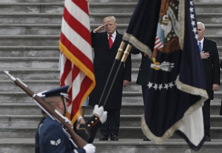 Donald Trump sõdureid tervitamas.