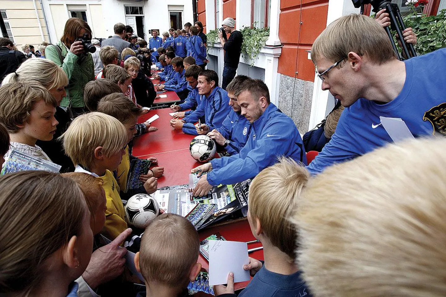 Eesti parimaid jalgpallureid oli vaatama kogunenud igas vanuses jalgpallisõpru. Väiksemad huvilised ei pidanud paljuks ka natuke aega järjekorras seista, et lemmikuid päris lähedalt näha ja siis koondise pildile nende allkirju küsida.