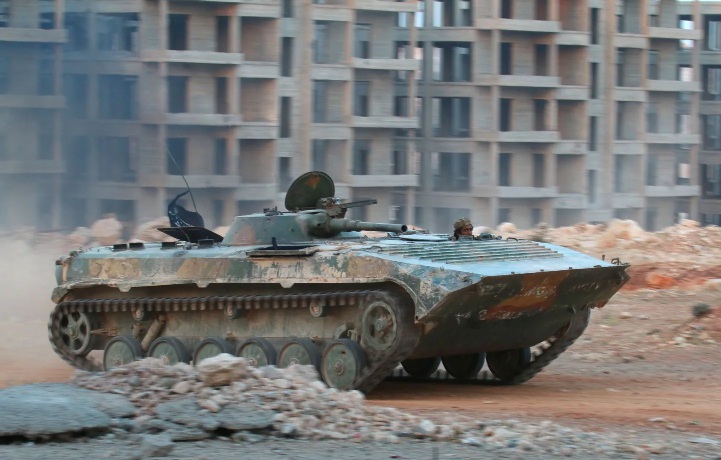 Islamistliku Jabhat Fateh al-Sham'i ehk endise nimetusega al Nusra rinde terrorirühmituse tank 5. augustil Aleppos.