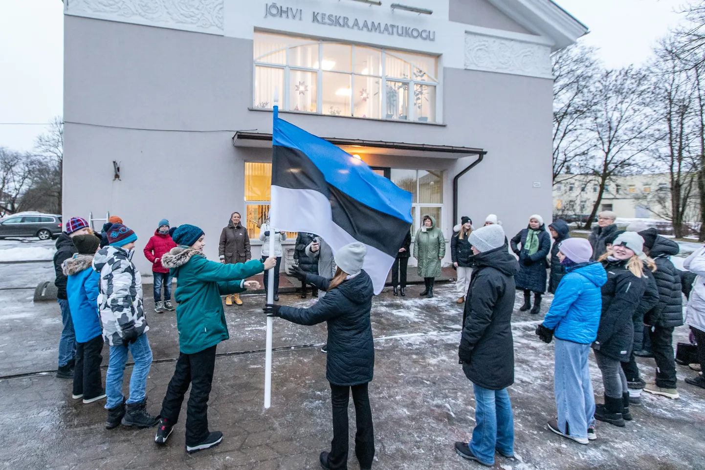 Отныне 30 января входит в календарь государственных знаменательных дней как День эстонской литературы, когда вывешиваются также флаги. До того, как сине-черно-белый флаг стал развеваться на здании Йыхвиской центральной библиотеки, он переходил из рук в руки учеников 6 "а" класса Йыхвиской основной школы, чтобы новый знаменательный день лучше запомнился им через личный опыт.