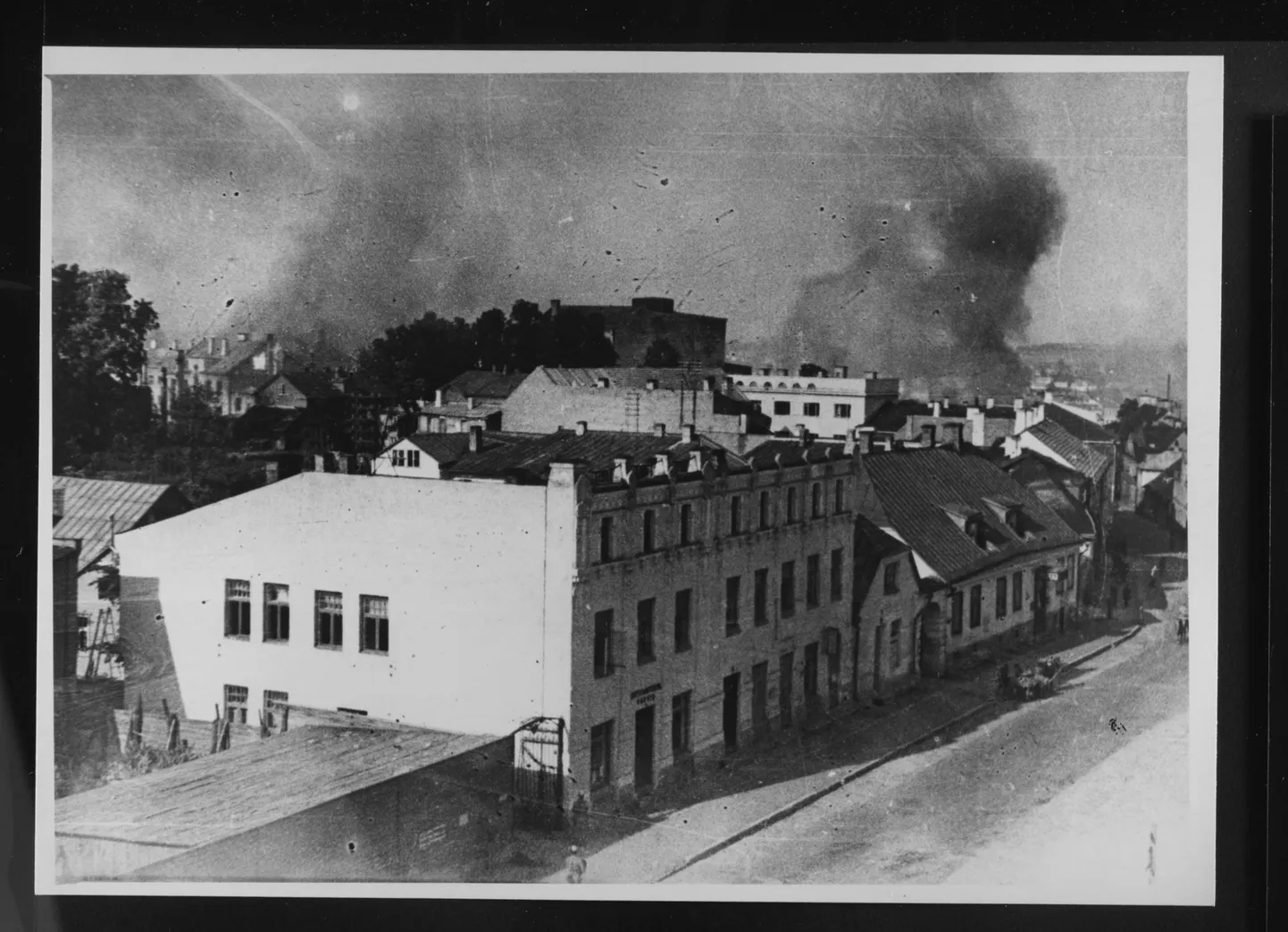 Selline vaatepilt avanes Tartus Riia tänaval 25. augustil 1944. «Käis äge võitlus, tulekahjude kuma oli nendel öödel Tartu kohal,» on meenutanud vabadusvõitleja Olaf Tammark.