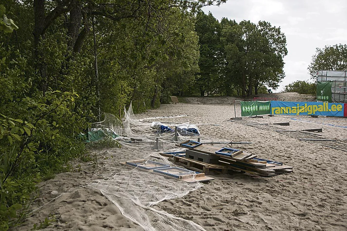 Veel eile avanes Pärnu uuel rannajalgpalliväljakul tormi tekitatud trööstitu vaatepilt.