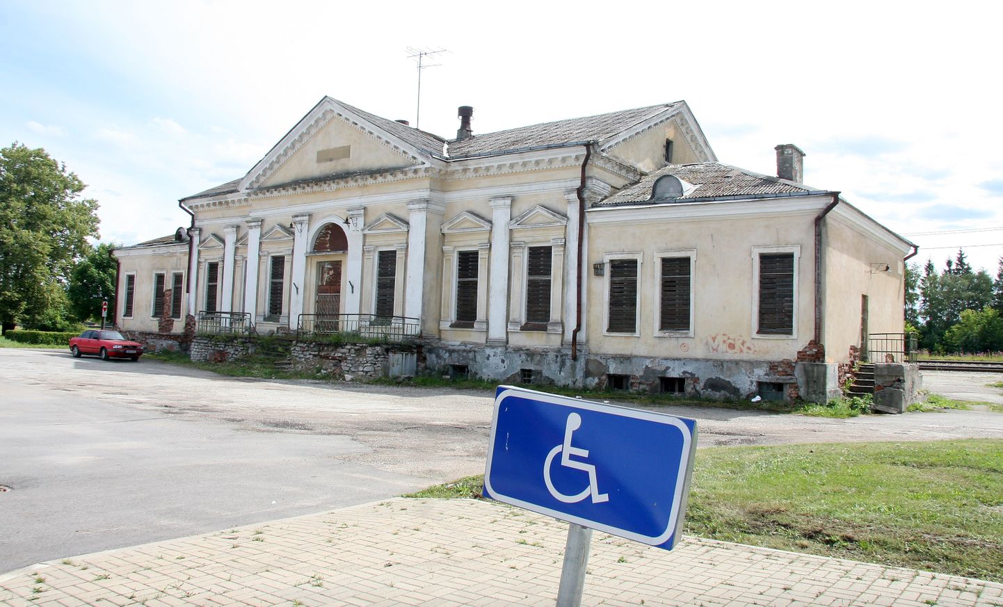 Для старого и разваливающегося здания Йыхвиского железнодорожного вокзала в течение полугода составят строительный проект.