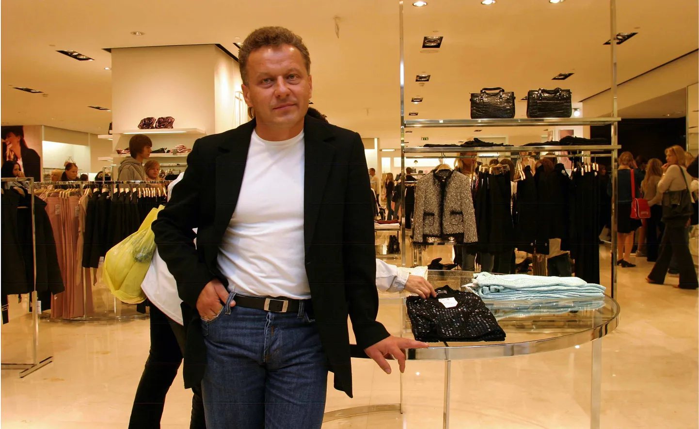 Apranga direktor Rimantas Perveneckas Viru Keskuses Zara poe ees.