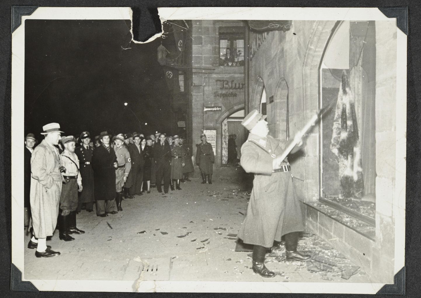 Sakslased vaatamas 10. novembril 1938 Fürthis, kuidas natsiohvitser lõhub juudile kuuluva kaupluse aknaklaasi. Kristalliöö käigus hävitasid natsid juutide poode, firmasid, kodusid ja sünagooge