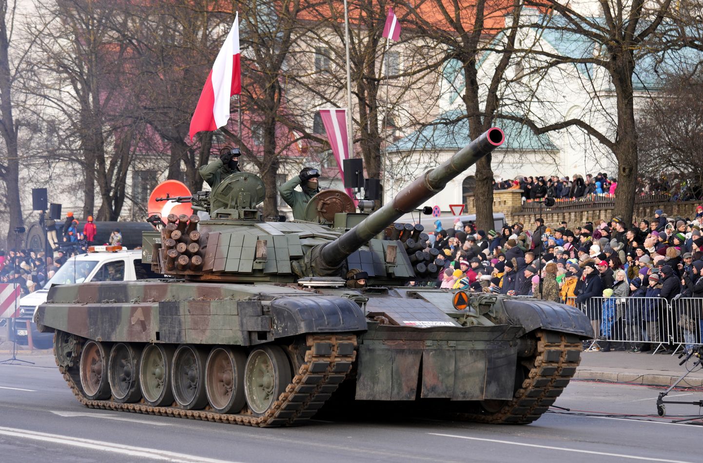 Парад Национальных вооруженных сил, союзников по НАТО и учреждений МВД на набережной 11 ноября