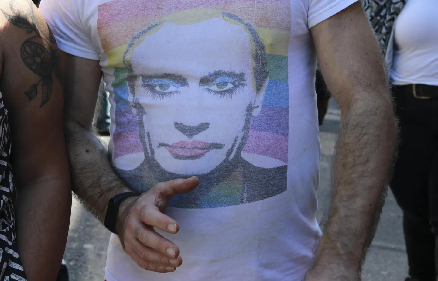Venemaa presidenti Vladimir Putinit vikerkaarelipu taustal kujutavas särgis mees tänavu Lõuna-Aafrika Vabariigis Kaplinnas seksuaalvähemuste marsil.
