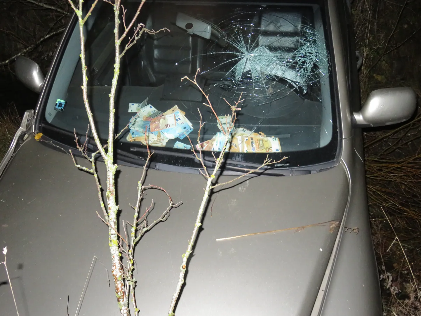 Съехавший в кювет автомобиль с латвийскими номерными знаками, на приборной панели осталось около 9000 евро.