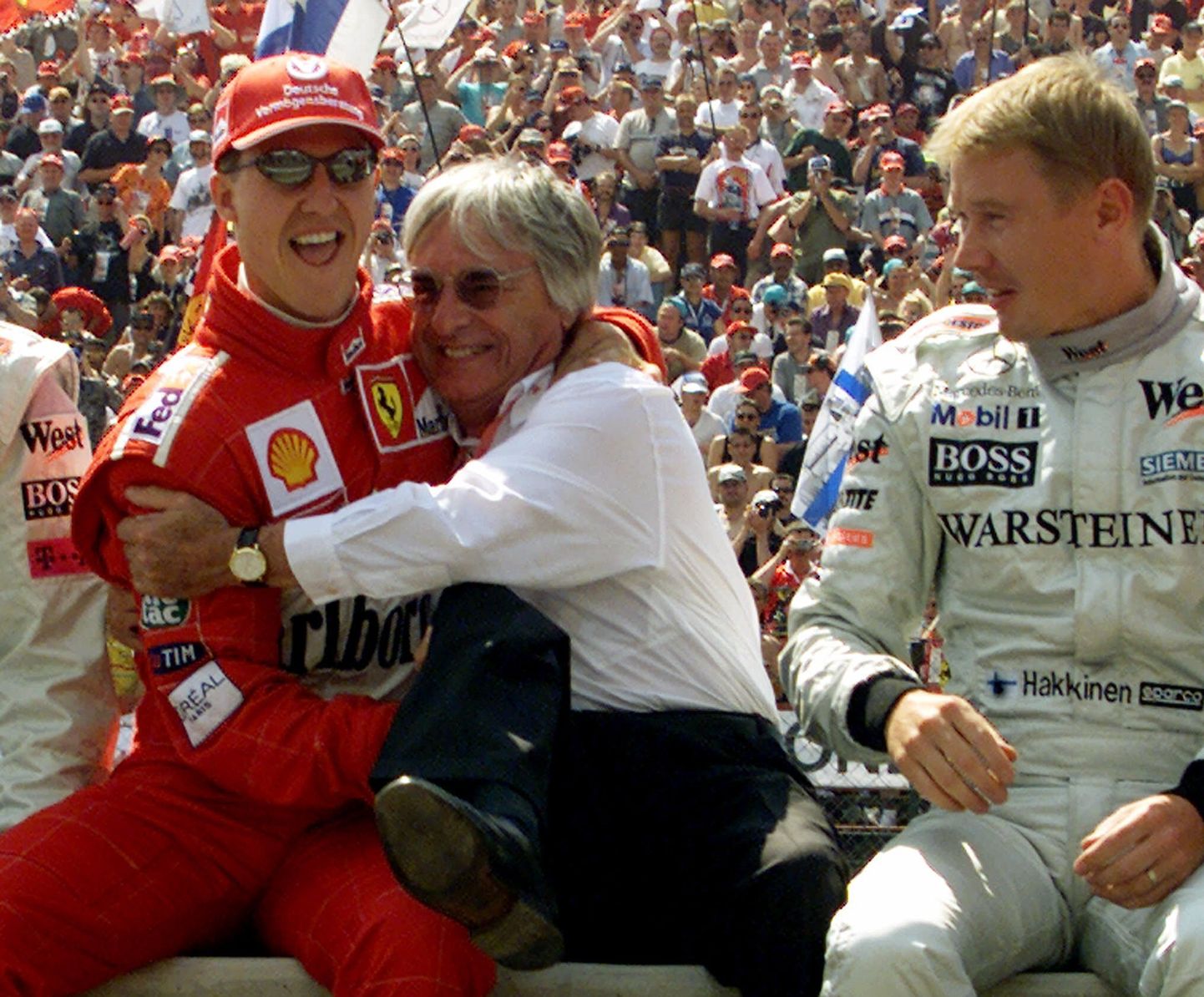 Michael Schumacher, Bernie Ecclestone ja Mika Häkkinen.