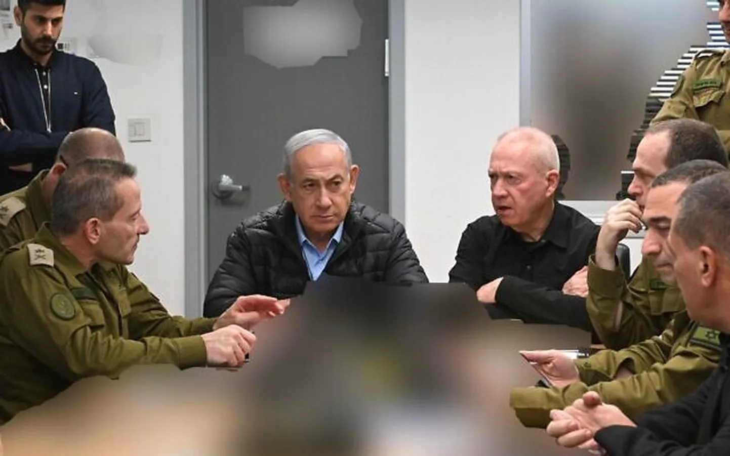 Iisraeli parempoolne peaminister Benjamin Netanyahu, kaitseminister Yoav Gallant ja kõrged sõjaväelased pidasid kaitseväe peakorteris Tel Avivis nõu enne rünnakute algust Iraani pealinnale Teheranile.