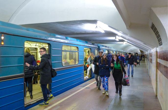 Пара занимается сексом прямо в вагоне московского метро!