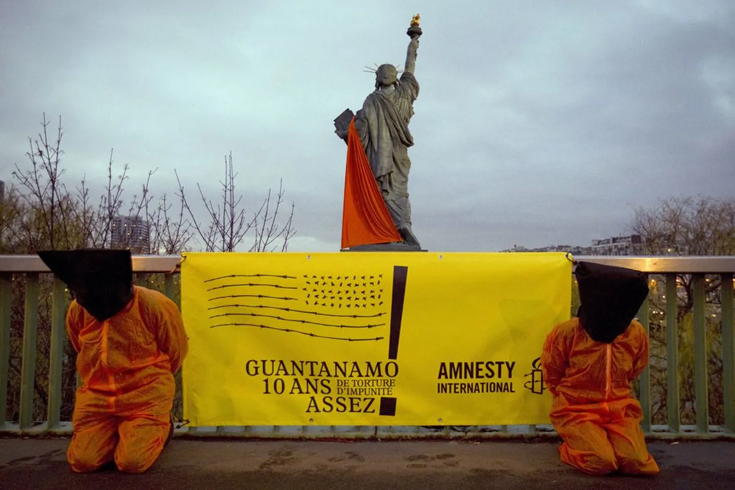 Prantsuse inimõiguslased tuletasid eile Pariisis New Yorgi Vabadussamba vähendatud koopia taustal meelde, et kurikuulsas Guantánamo kinnipidamiskeskuses on ikka veel hulk kinnipeetavaid, keda hoitakse seal seadusvastaselt.