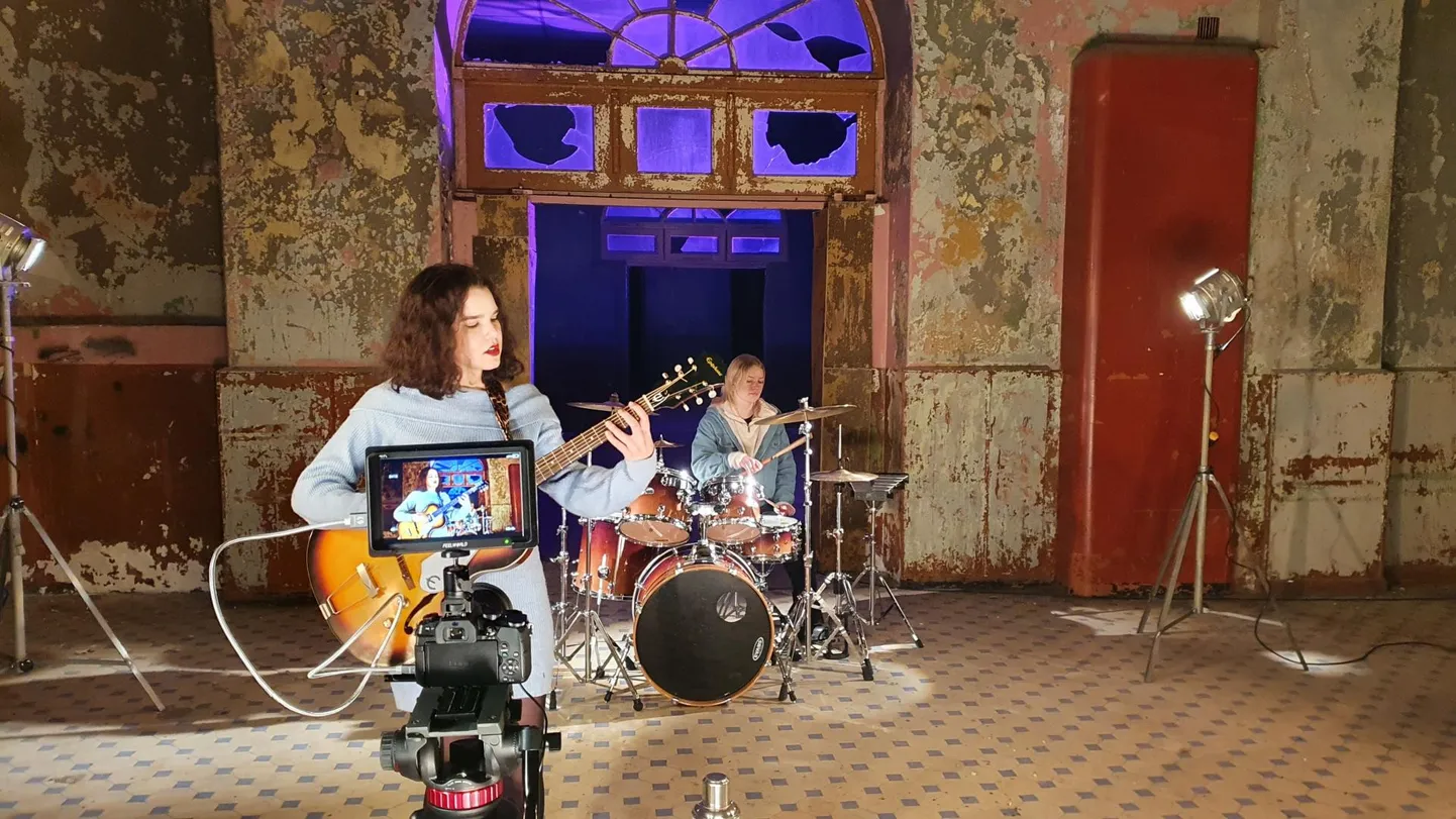 Noorte tüdrukute bänd filmis Tapa vaksalis muusikavideot. Esiplaanil Ariana Arutjunjan ja Emilia Peil.
