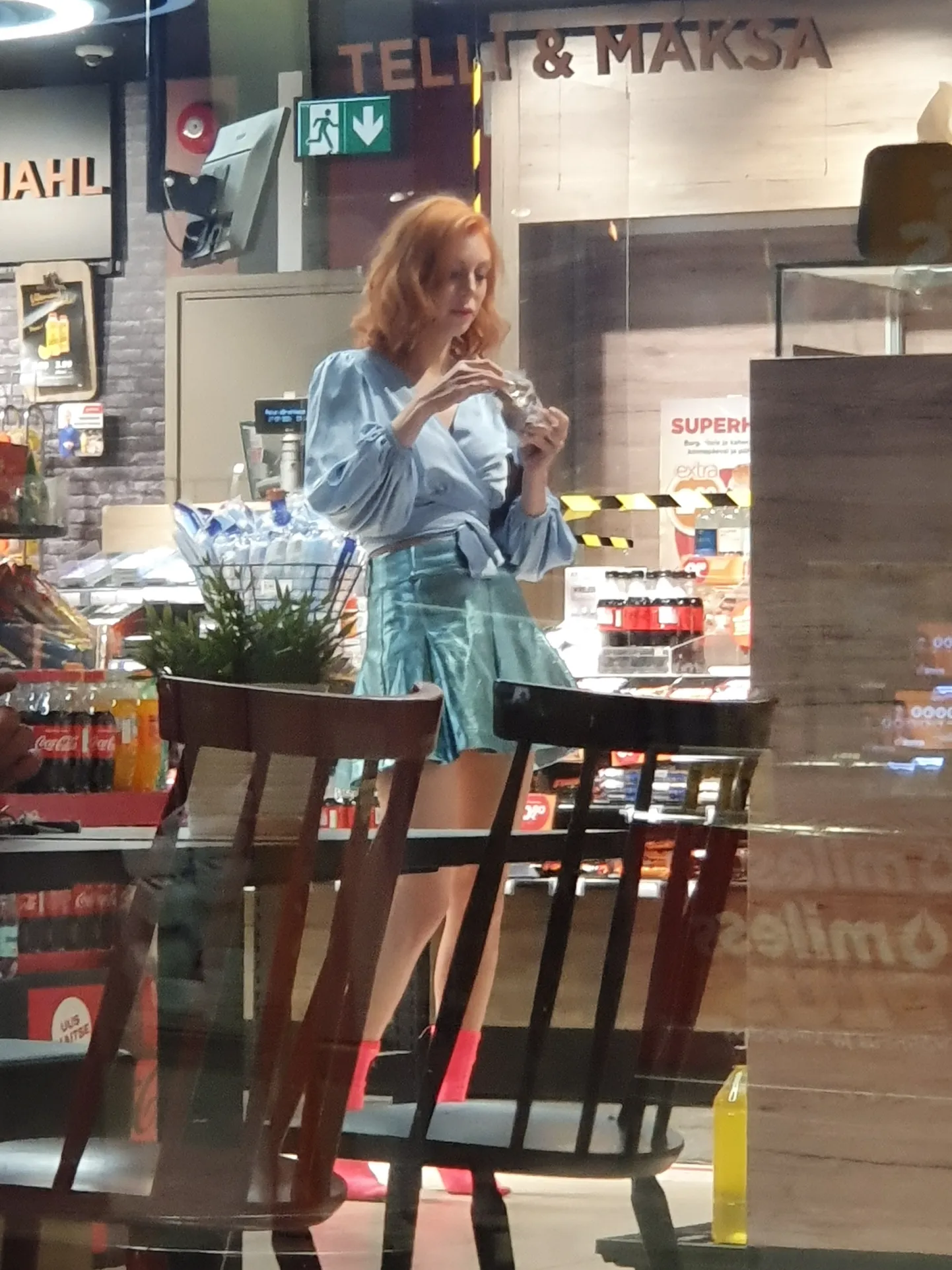 Laura Põldvere Aravete bensiinijaamas.