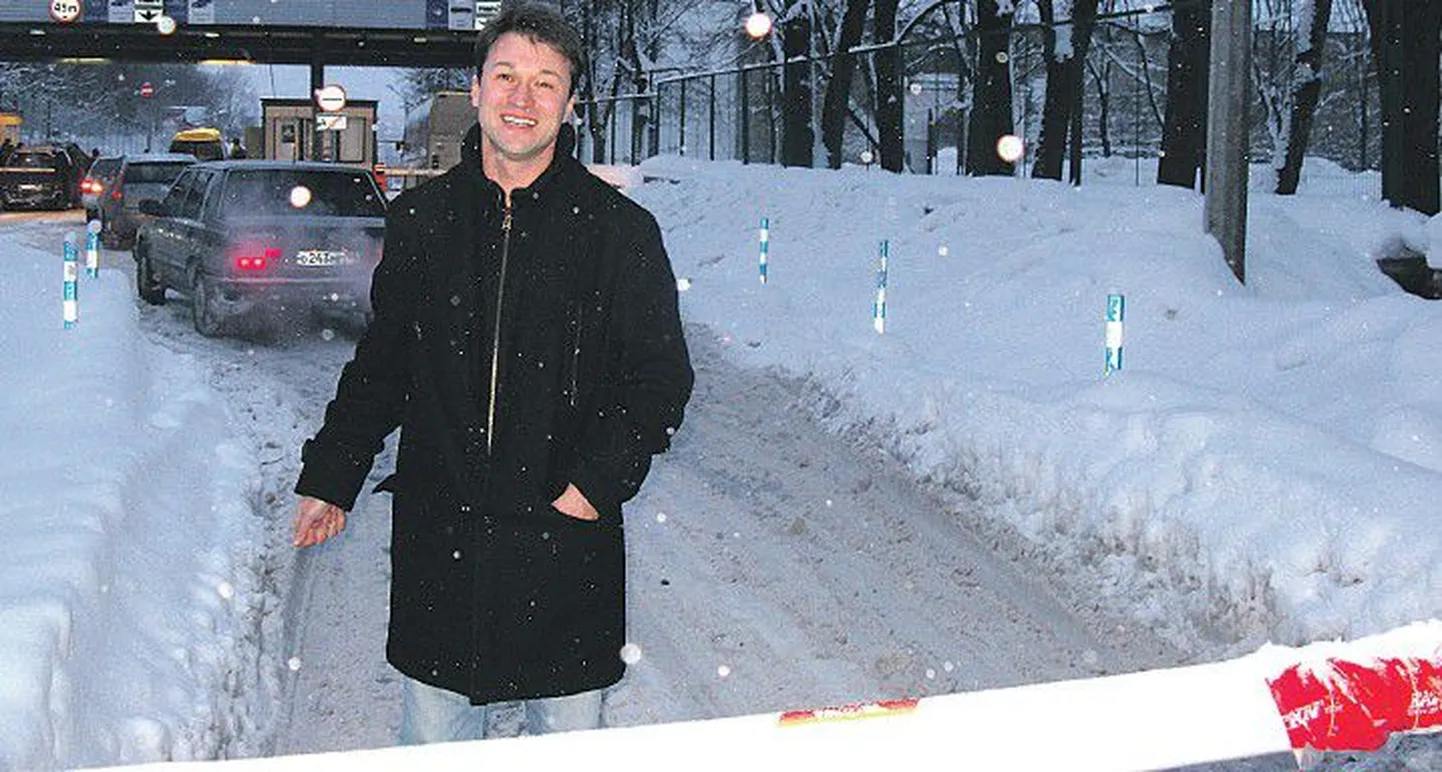 6 января 2010 года житель Петербурга Григорий Кунис был счастлив, когда пересек границу в Нарве, простояв в очереди всего несколько часов, — большинству россиян пришлось в тот день протомиться в очереди более суток. В этом году нарвские власти обещают сократить в праздничный период время ожидания в очереди для российских туристов.