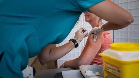 За неделю поступило 86 сообщений о возможных побочных эффектах после вакцинации