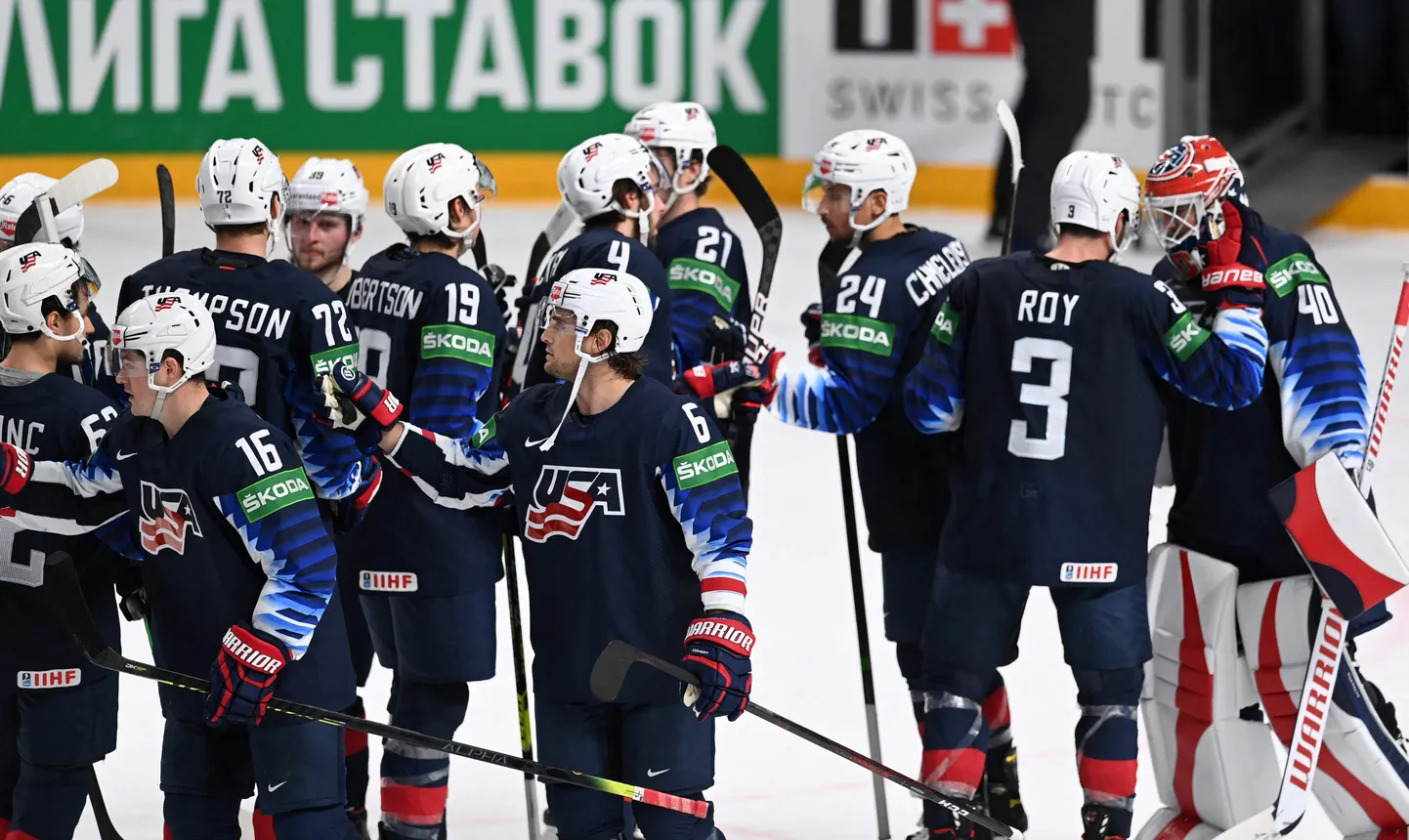 USA mängumehed tänamas enda väravavahti ideaalse kohtumise eest.