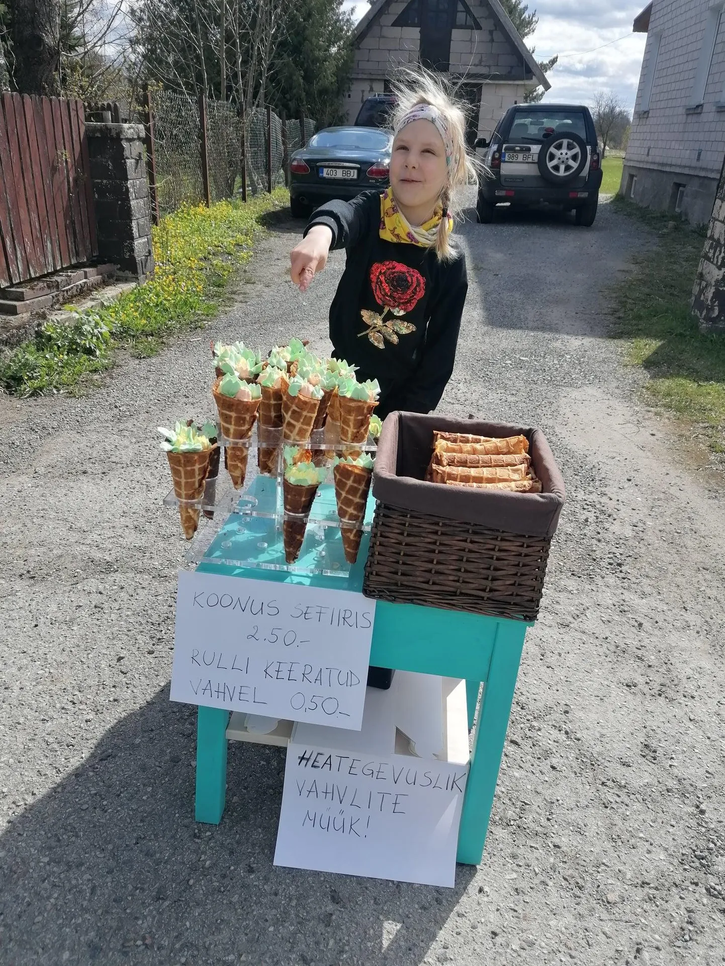 Katriin Sildre müüs koduväravas ema küpsetatud vahvleid. Saadud tulu otsustas laps annetada Eesti vähiliidule.
