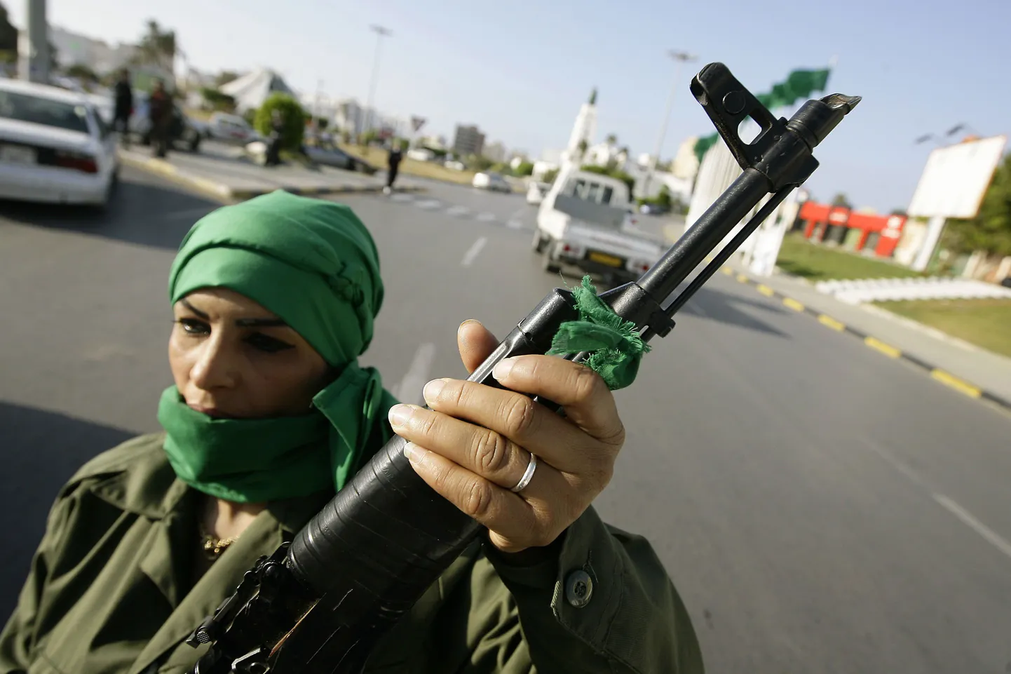 Gaddafile lojaalne naissõdur pealinnas Tripolis.