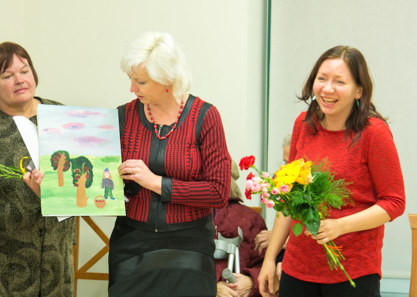 Noore kunstniku esimene õpetaja Reet Hallaste (vasakul) esitles näituse avamisele tulnutele Anna Hõbemäe joonistusi koolipõlvest, mida õpetaja hoiab alles lastele eeskuju andmiseks.