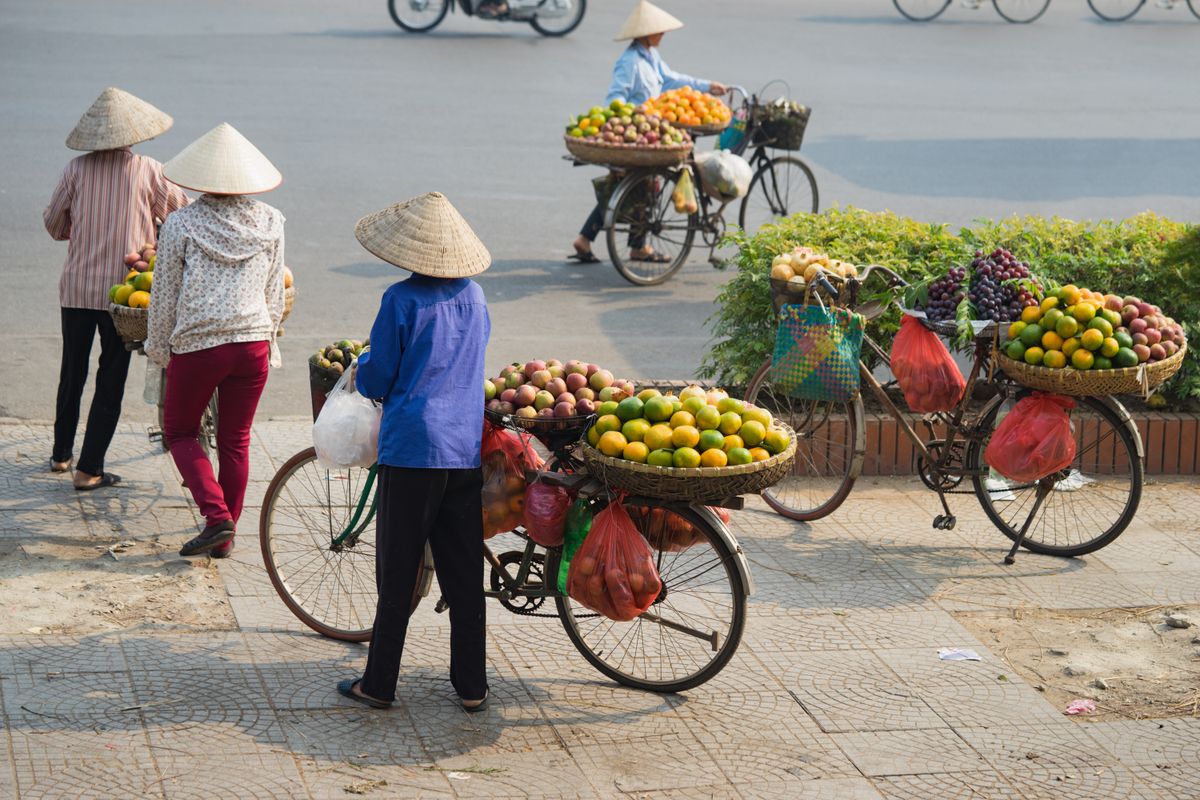 Augļu pārdevēji, kas pārsvarā ir sievietes, savu dienu sāk pulksten 3 no rīta un brauc ar velosipēdu pat 15 kilometrus tālu uz pilsētu no laukiem.  