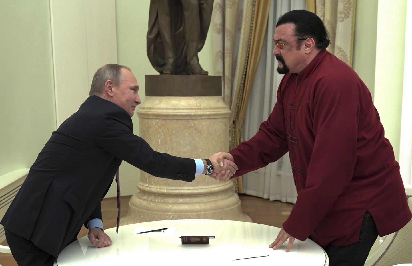 Venemaa president Vladimir Putin  ja USA märulinäitleja Steven Seagal surumas 25. novembril 2016 kätt Moskvas Kremlis. Putin andis siis Seagalile Venemaa kodakondsuse ja passi