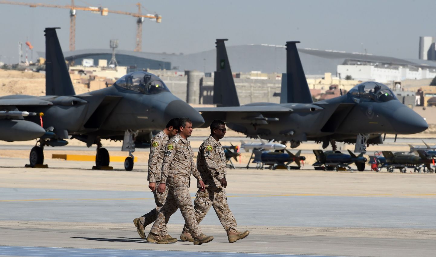 Saudi sõjaväelased F-15 hävitajate ees.