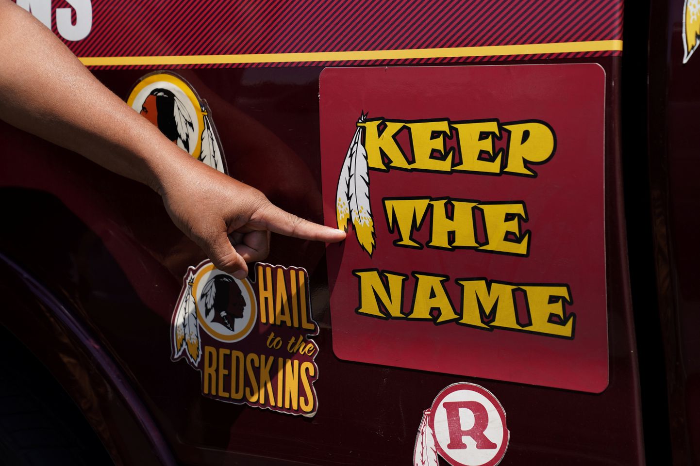 Paljud ameerika jalgpalli klubi Washingtoni Redskinsi  fännid on klubi nime vahetamise vastu. Fotol plakat, mis on kinnitatud ühe fänni autole.
