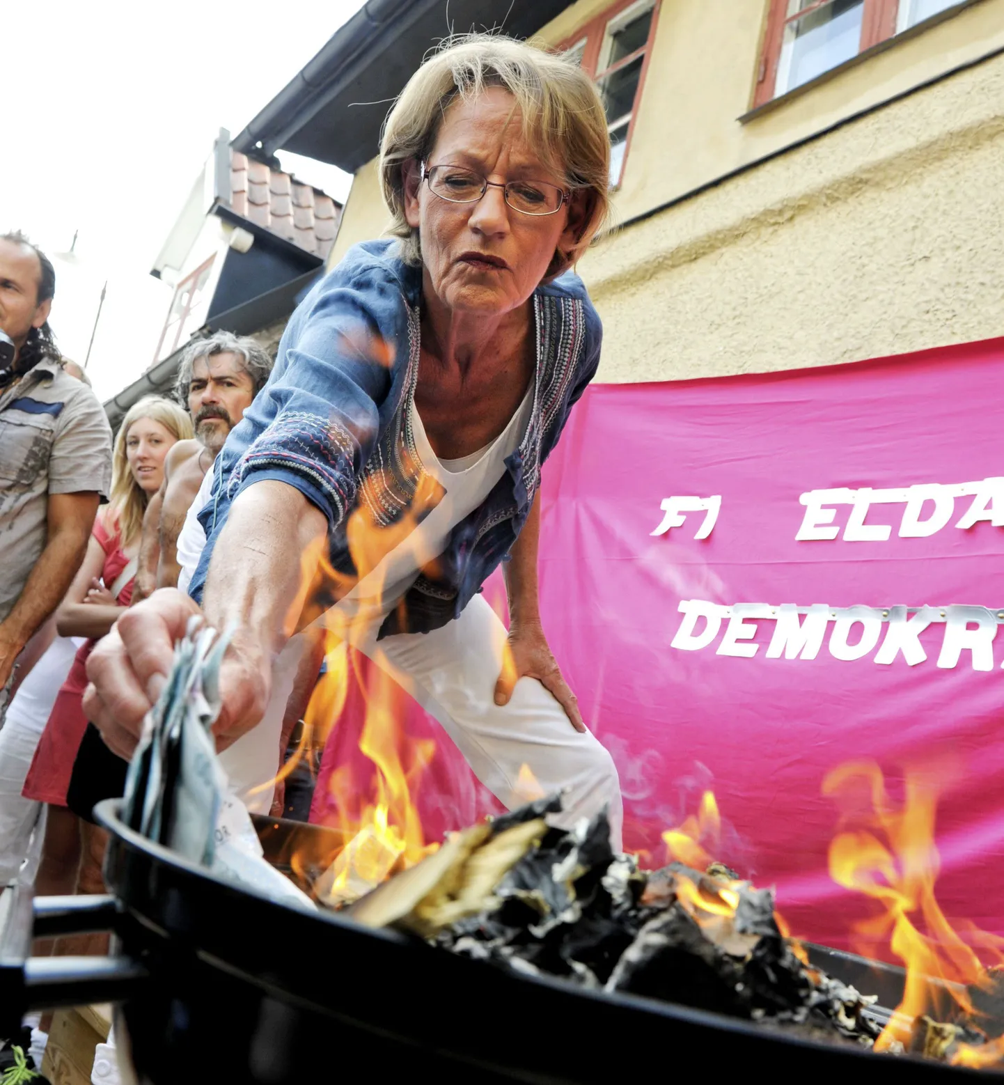 Protest või poliitreklaam? Gudrun Schyman Rootsi kroone põletamas.