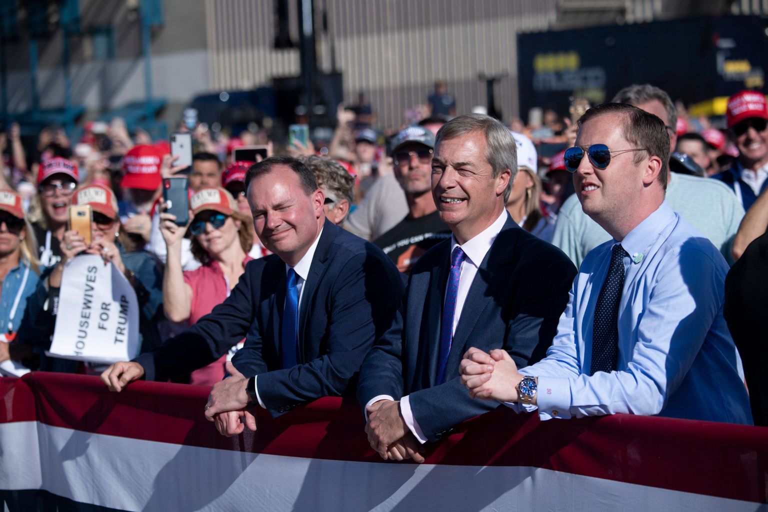 Nigel Farage president Donald Trumpi toetajate keskel.