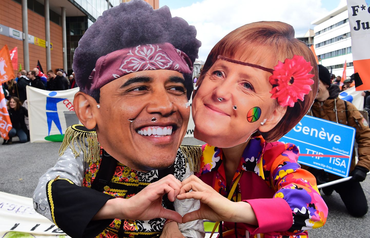 Protestijate plakat kujutamas USA president Barack Obamat ja Saksa kantsler Angela Merkelit