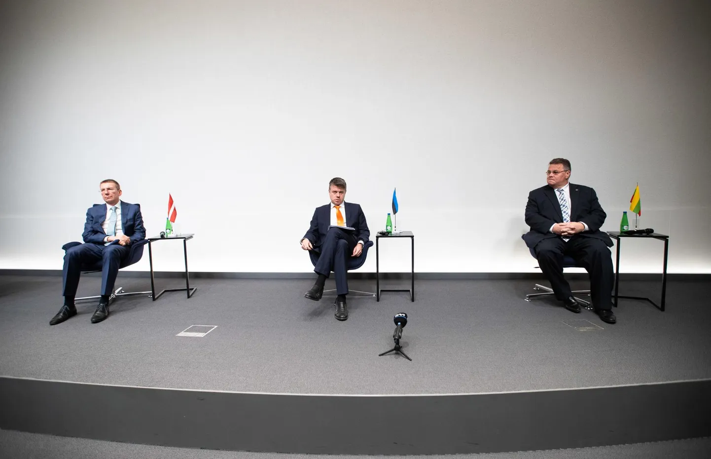 Ainsad maskita inimesed eilsel pressikonverentsil olid üksteisest soliidses kauguses istunud ministrid.
