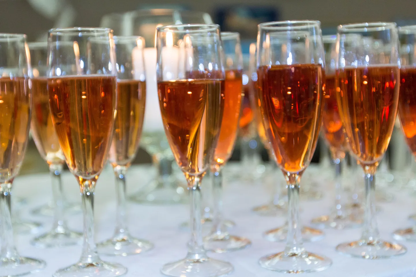 Lastele pakuvad paljud vanemad alkoholi ka kodus - näiteks tähtpäevadel.