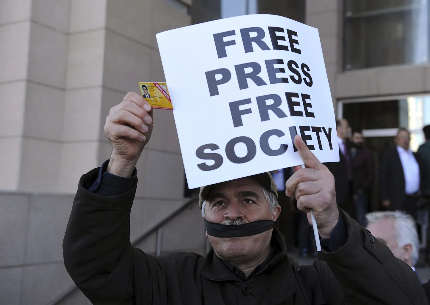 Ajakirjandusvabaduse nimel protesteeriv Türgi ajakirjanik mullu aprillis Istanbuli kohtu ees.