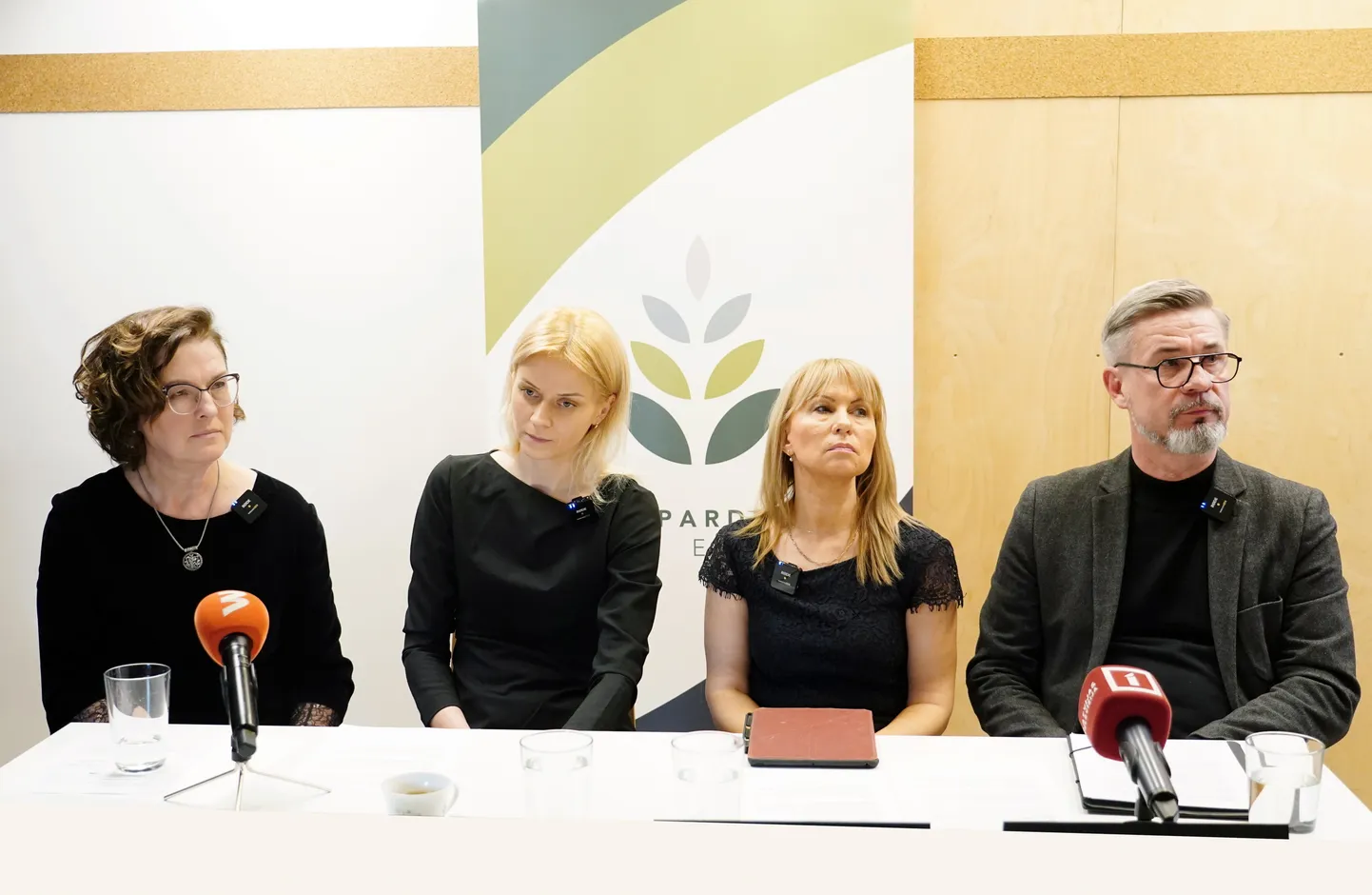 Biedrības "Papardes zieds" valdes priekšsēdētāja Iveta Ķelle (no kreisās), psiholoģe Krista Skara, klīniskā psiholoģe, Latvijas Universitātes doktorante psiholoģijas zinātnē Kristiāna Kalniņa un zvērināts advokāts Rolands Bortaščenoks piedalās biedrības "Papardes zieds" rīkotajā preses konferencē, kurā infomē par atvadām no "Karogu sistēmas", kā arī iezīmē problēmas seksuālās izglītības sistēmā Latvijā un iespējamos risinājumus.