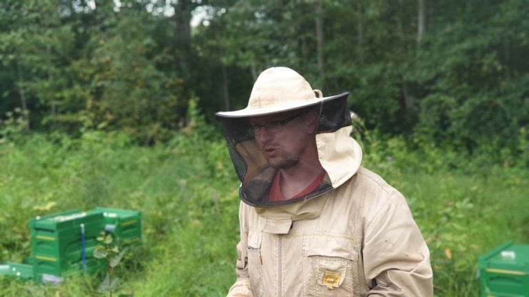 Läänemaa mesiniku Andres Tamla arvates saab ka mesindustalus maa­turismi arendada. „Saab tulla mesilasele pai tegema.”