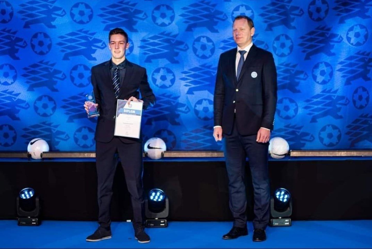 Voiteh Karnatsevitš (vasakul) võttis Marek Lemsalult vastu sel hooajal enim mänge teenindanud jalgpallikohtunike esikümnes teise koha tunnustuse.